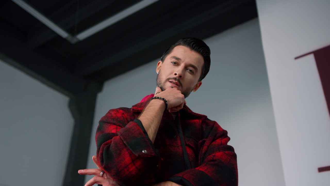 댄스 스튜디오에서 카메라를 찾는 즐거운 커플. 남자와 여자가 실내에서 춤을 추고 있습니다.