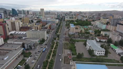 tomada aérea de ulaanbaatar, mongolia, siguiendo el camino