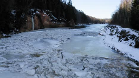 Volando-Sobre-El-Río-Gauja-Congelado-En-Letonia