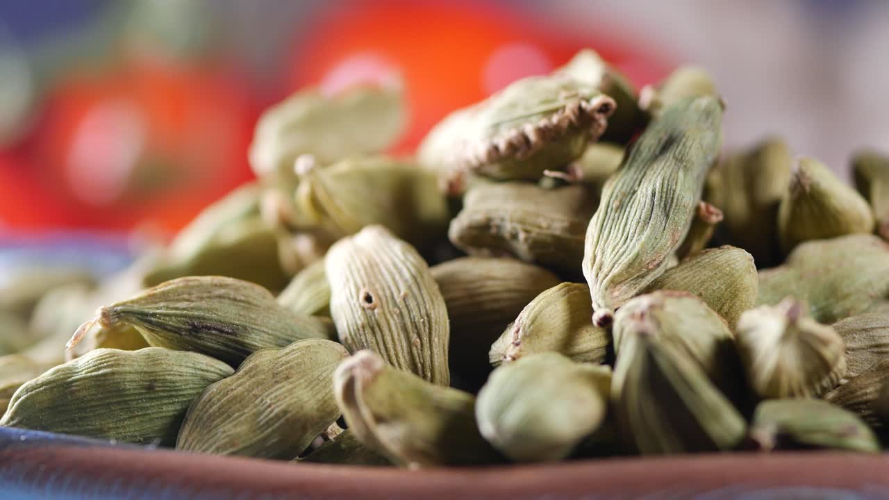 las vainas de cardamomo secas