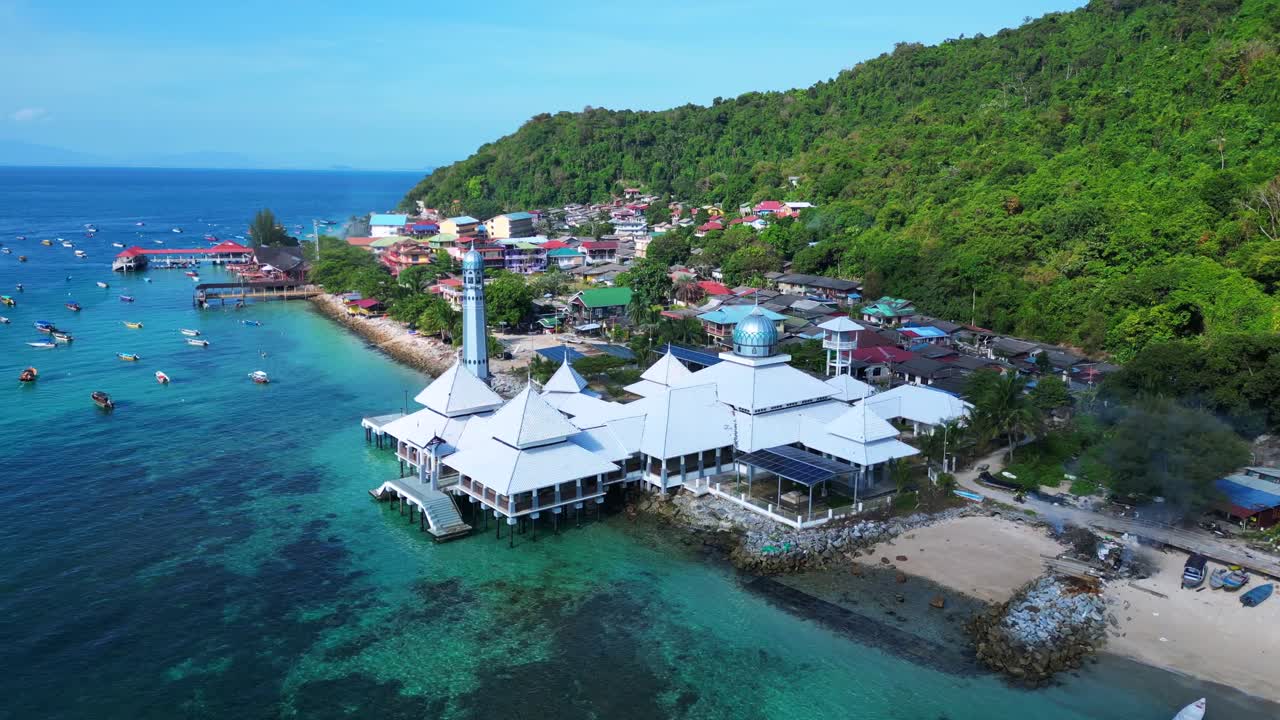 mezquita blanca islámica en la playa de la isla de perhentian
