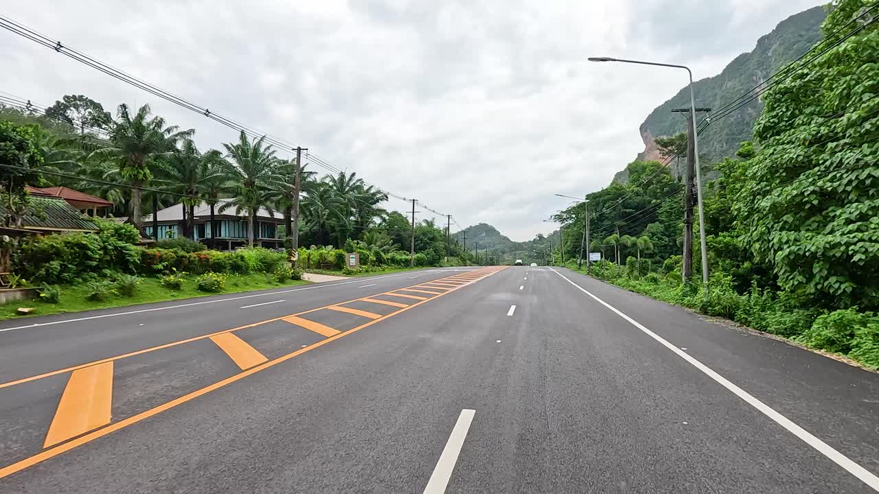 ถนนชนบทผ่านภูมิทัศน์เขตร้อน