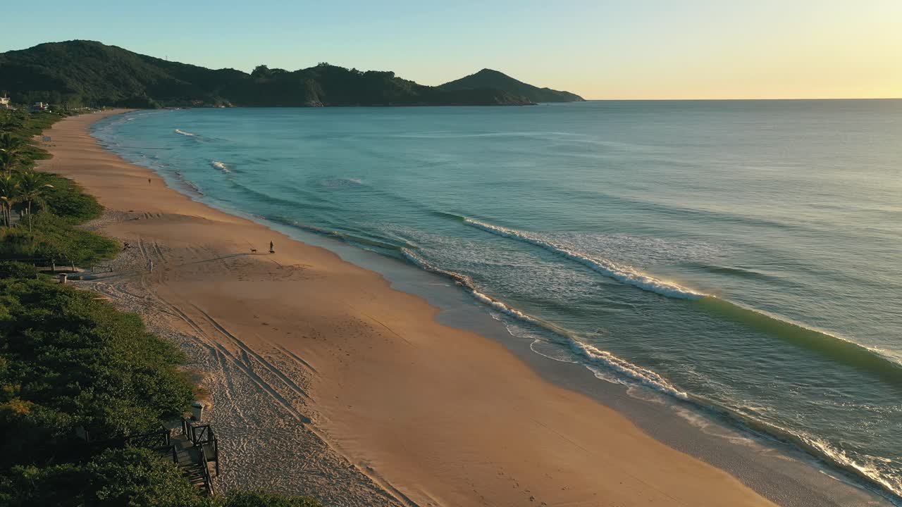 Vista aérea de drone sobre praia paradisíaca ao nascer do sol na América do Sul