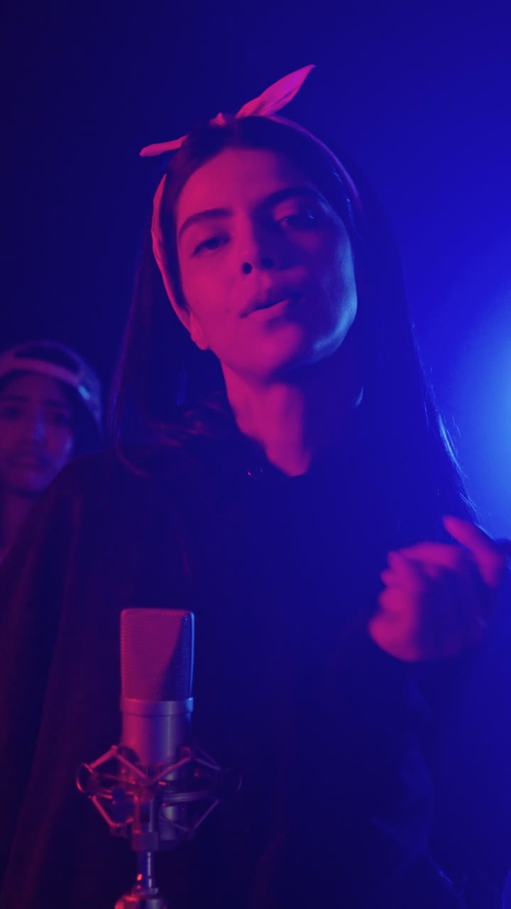 mujer cantando en el micrófono