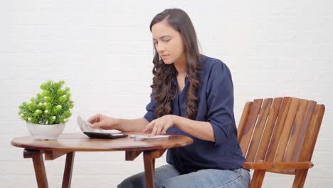 ama de casa india contando dinero para el presupuesto