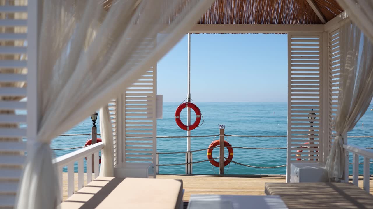 Gazebo da spiaggia con salvagenti