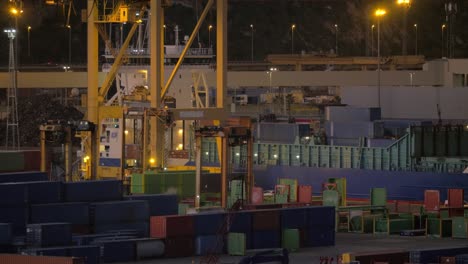 puerto de contenedores con grúa y vehículos en funcionamiento