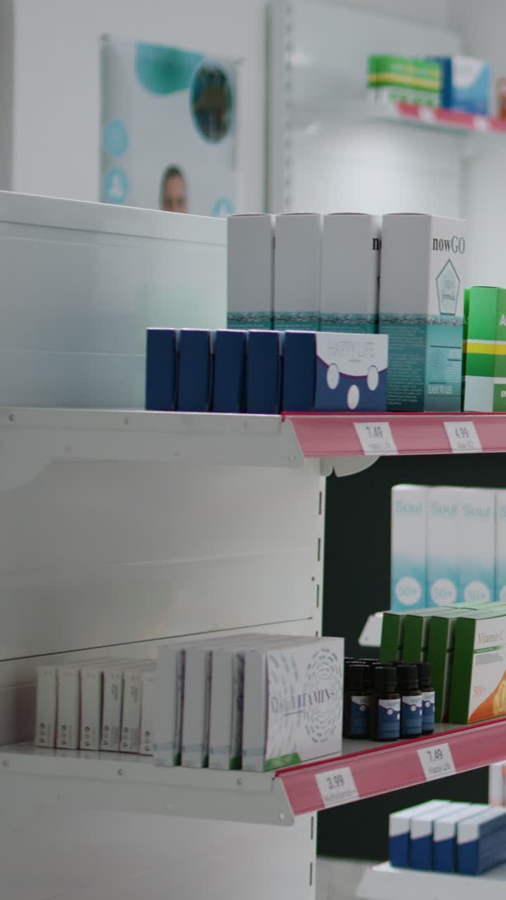 Vídeo vertical: mostrador de farmacia y estanterías con cajas de pastillas y medicamentos