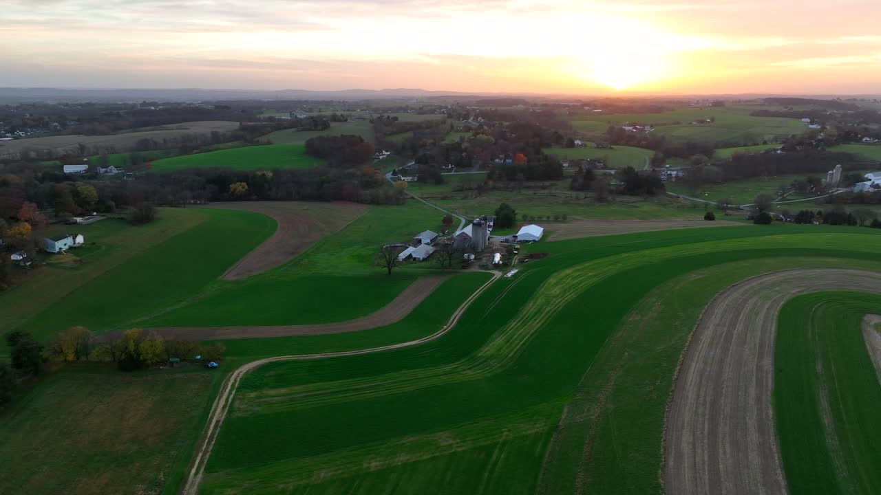 antena de agricultura de contorno y tema de rotación de cultivos con tierras de cultivo estadounidenses al atardecer