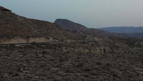 coches circulando por el desierto montañoso en tabernas, almería, españa