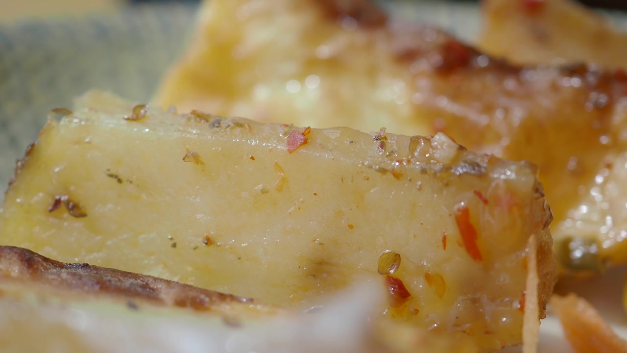 Scatto macro ravvicinato di una patata cotta e condita