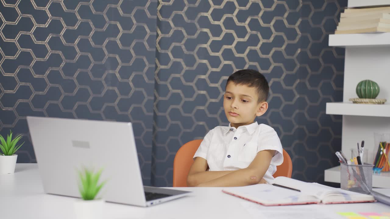 el chico está frustrado.