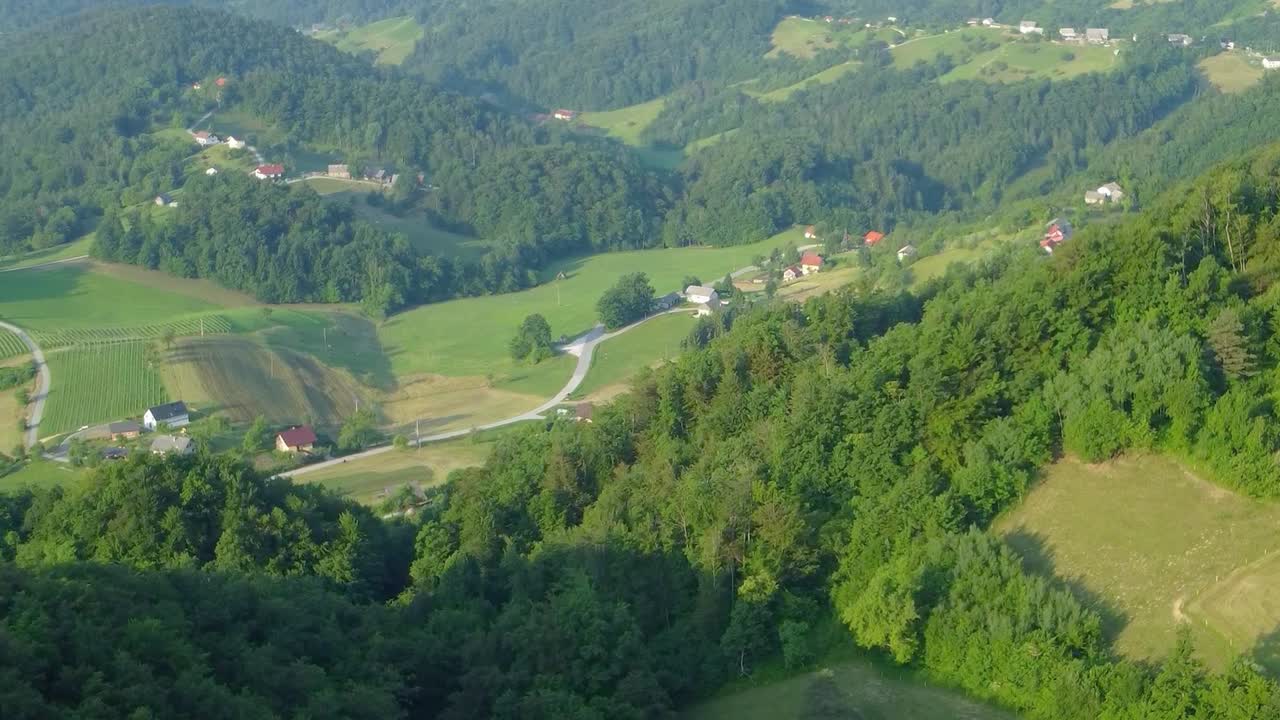 pequeño pueblo rural entre verdes prados y bosques