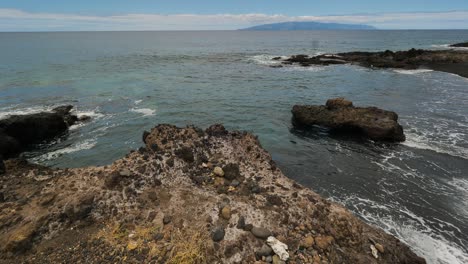 Statischer-Tiefschuss-Der-Meereswellen,-Die-Auf-Den-Strand-Und-Die-Felsen-Krachen