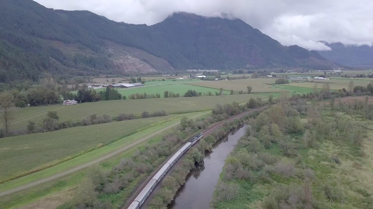 tren de pasajeros cn se mueve a lo largo de los campos de agassiz, bc canada