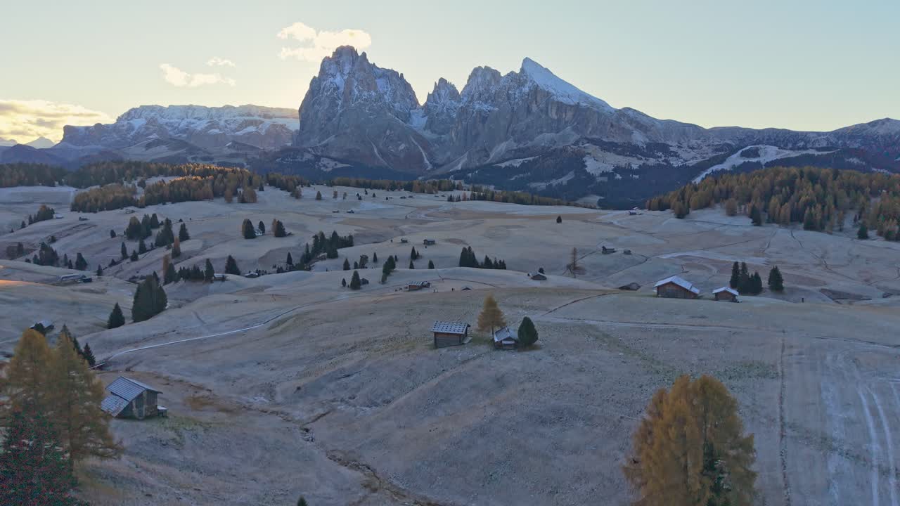 Bølgende bakker i Alpe di Siusi med træer og hytter set ovenfra, Italien