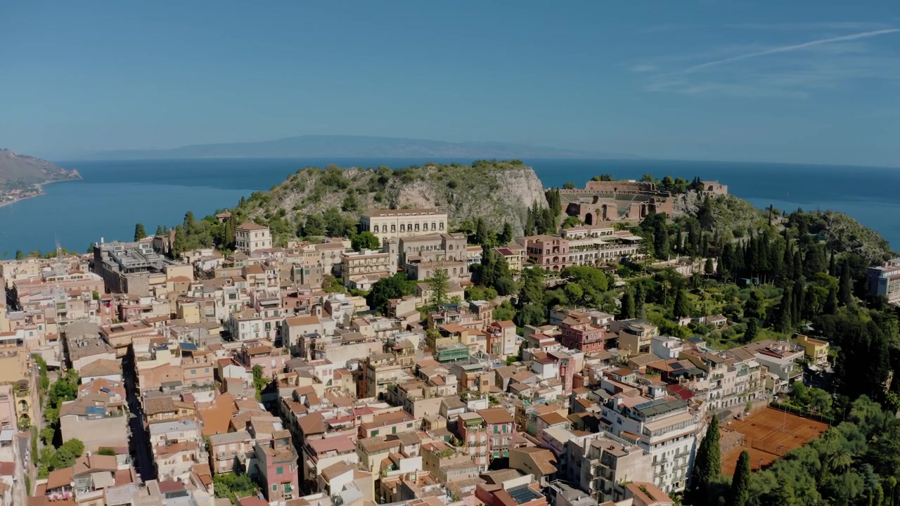Volando verso l'antico teatro di Taormina. Città storica in cima a una scogliera. La destinazione turistica più popolare della Sicilia