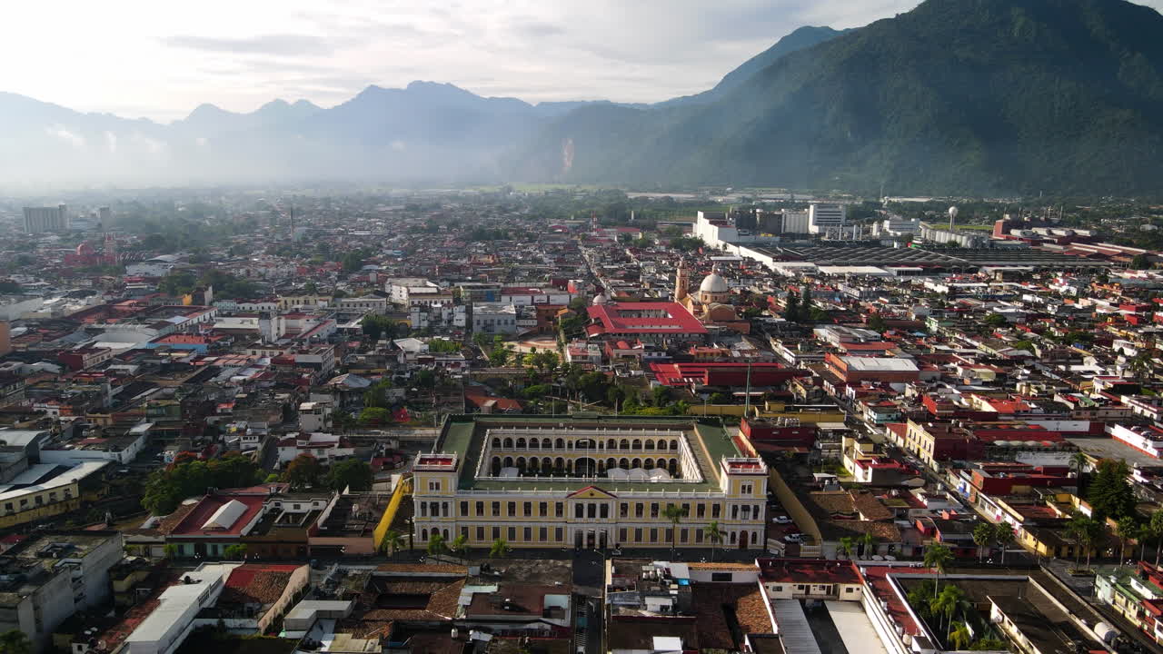 vista frontal del palacio municipal de orizaba y fábrica de cerveza
