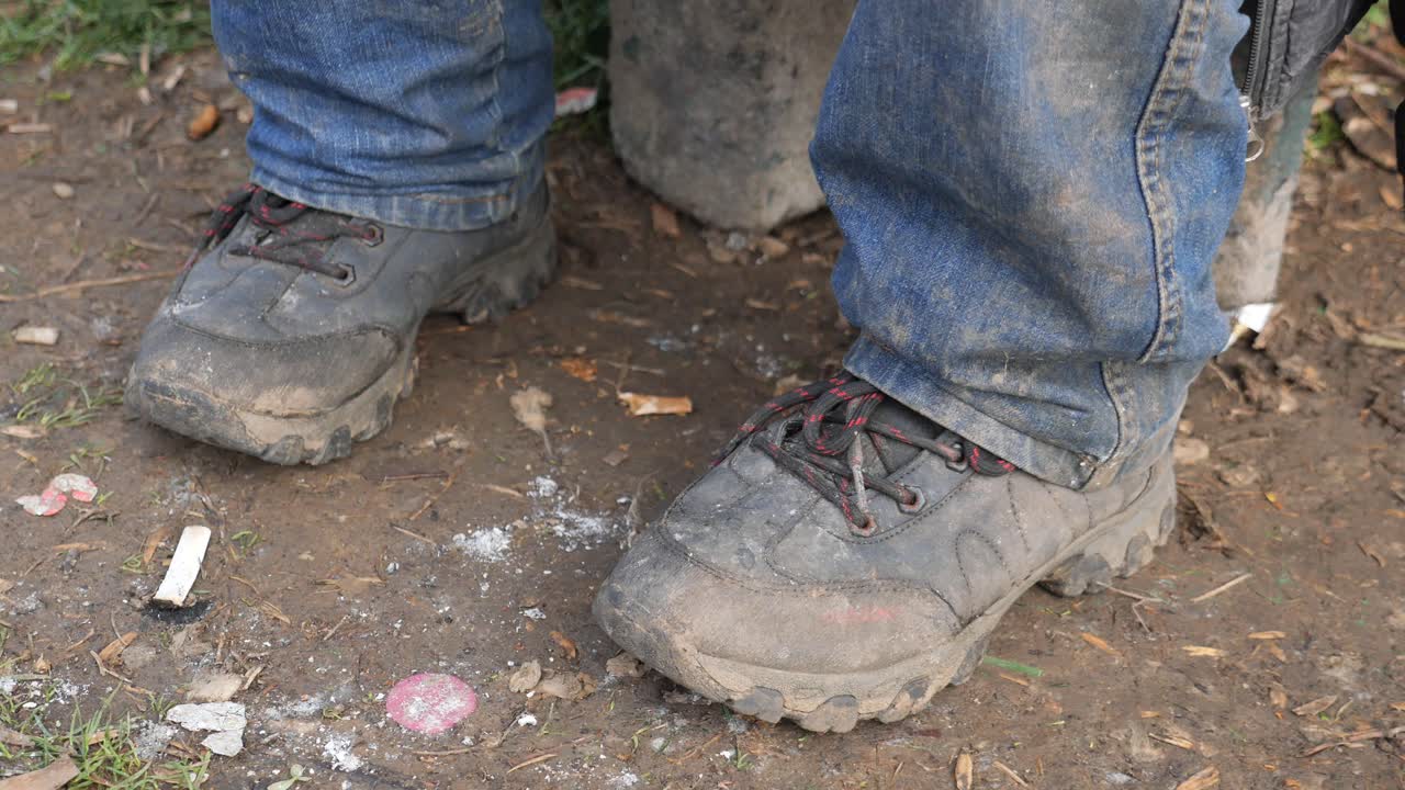 botas sucias en el suelo