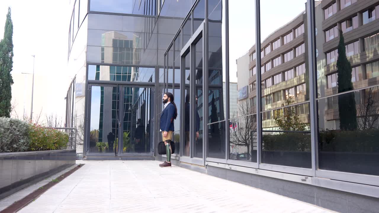 Man with artificial leg near building