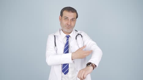 el médico muestra el estornudo correcto.