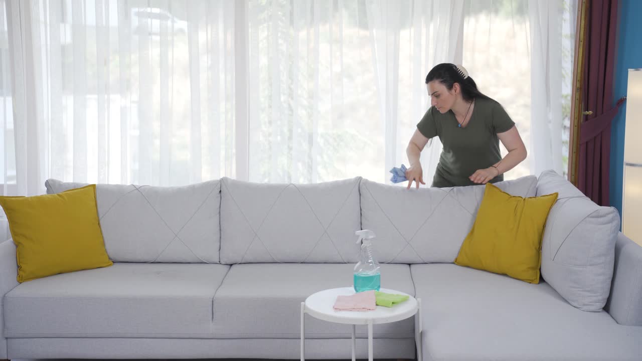 집을 청소하는 여자.