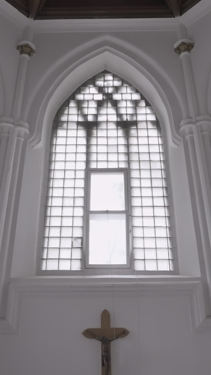 ventana de arco en el interior de una iglesia