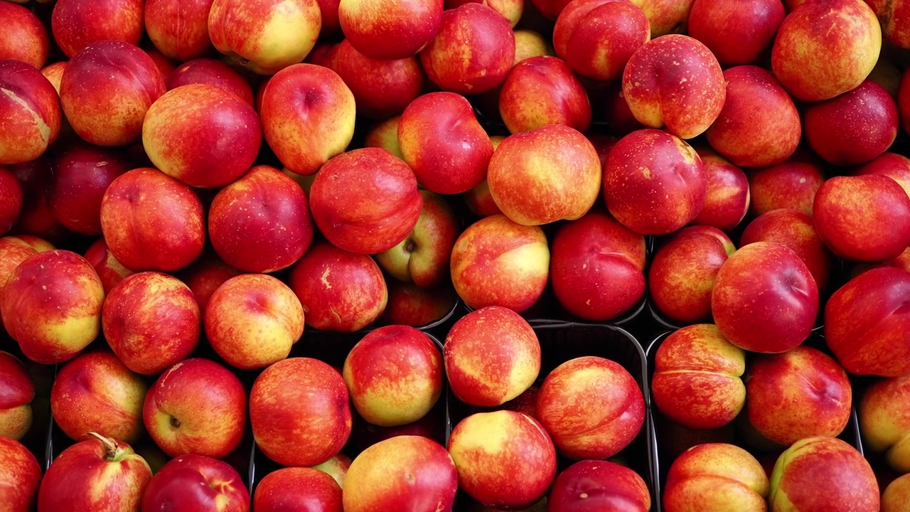 Nettarine fresche e mature esposte in cassette da mercato