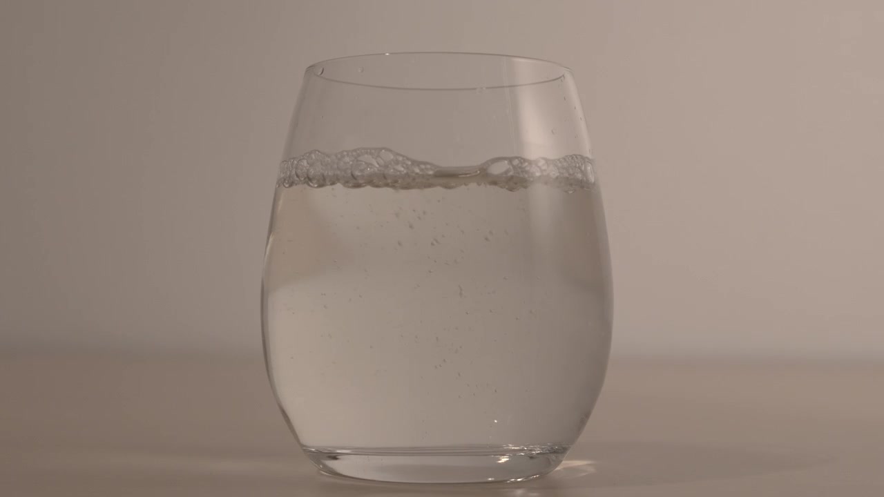 Versare un bicchiere d'acqua in uno studio