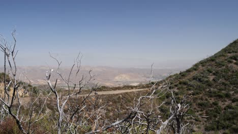 Carretera-Del-Alto-Valle-Del-Desierto-En-Motocicleta-En-Un-Día-Ventoso-Cerca-De-La-Autopista-Ortega-Y-El-Lago-Elsinore-En-El-Sur-De-California