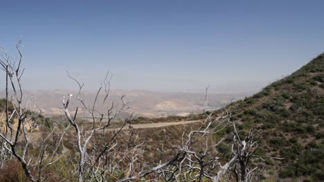 carretera de high desert valley en motocicleta en un día de viento cerca de la autopista ortega y el lago elsinore en el sur de california