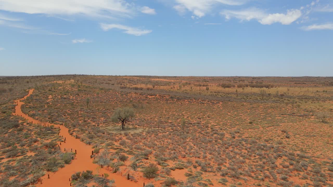 baño público en medio del desierto cerca de la roca uluru en el territorio del norte, australia