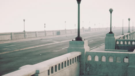 puente vacío en la niebla