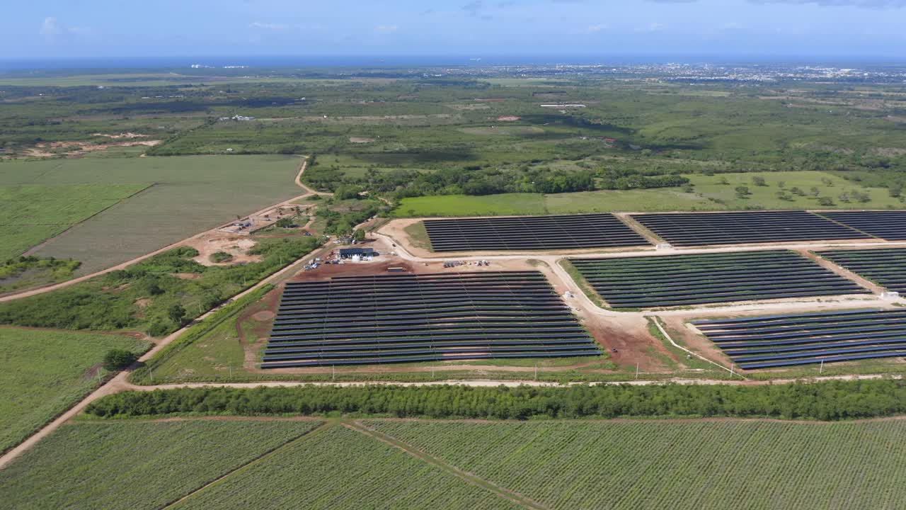 panorama aéreo del parque fotovoltaico el soco en san pedro de macorís, república dominicana