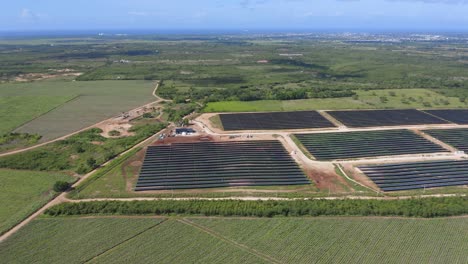 panorama aéreo del parque fotovoltaico el soco en san pedro de macorís, república dominicana