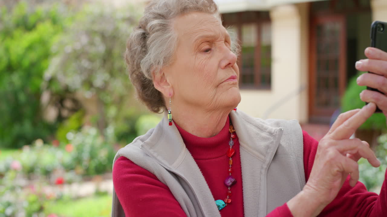 고령 여성, 혼란스럽고 전화 셀카