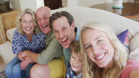 Porträt-Einer-Glücklichen-Kaukasischen-Familie,-Die-Selfie-Im-Wohnzimmer-Macht