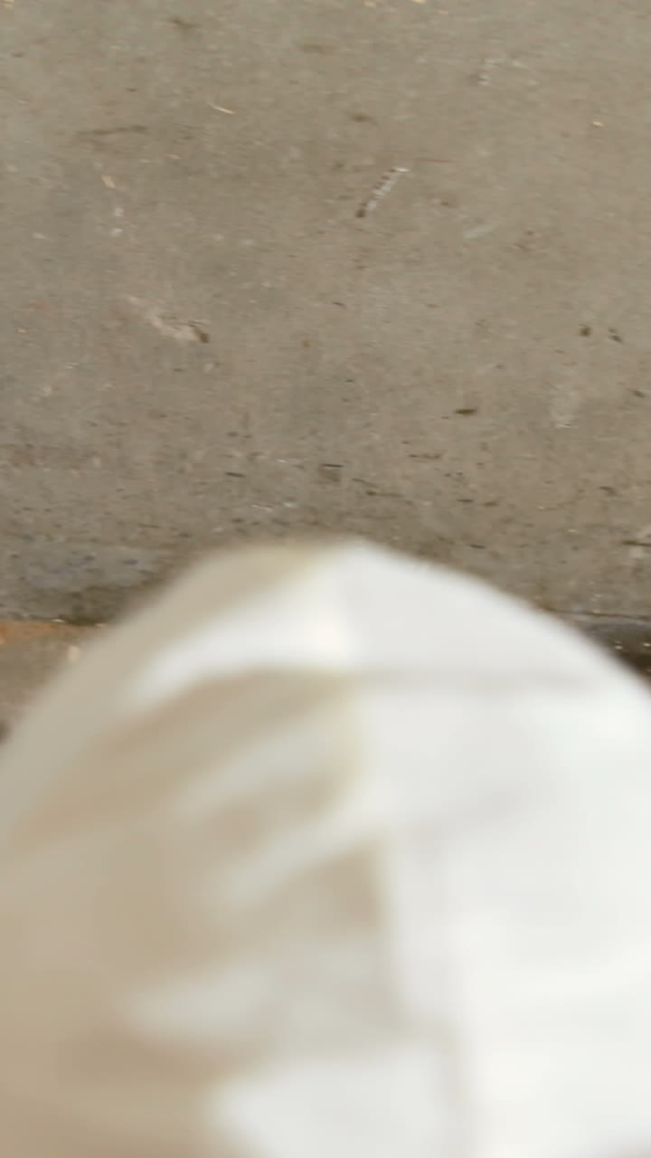 hombre haciendo control de plagas