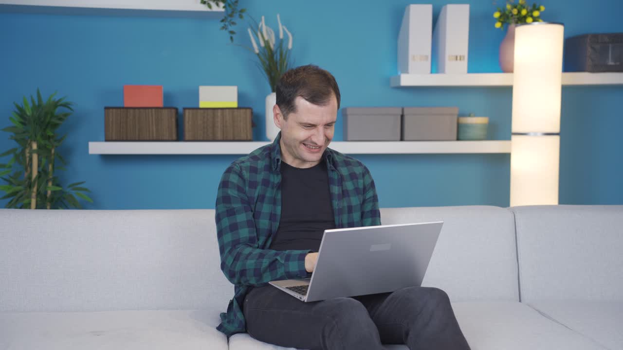 hombre feliz y alegre haciendo marca de verificación, ok firmar mirando a la cámara en casa.