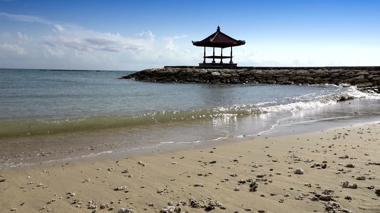 푸른 하늘을 배경으로 은 날에 열대 해변의 연안에 있는 전통적인 국립 아보르.