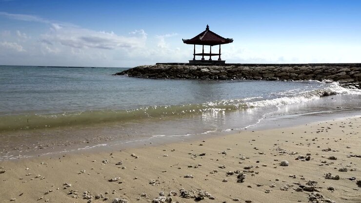 Pergolato tradizionale nazionale sullo sfondo del cielo blu sulla riva della spiaggia tropicale in una giornata di sole. Bali. Indonesia