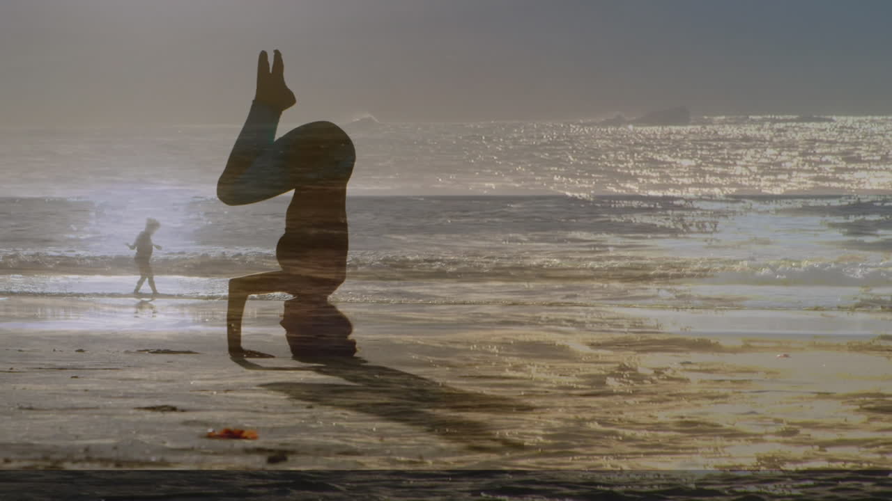 Donna che fa yoga sulla spiaggia al tramonto