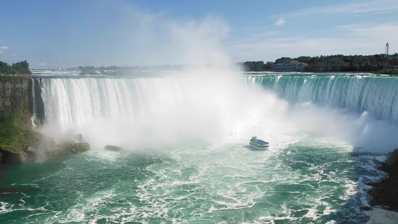 온타리오 주 나이아가라의 강력한 폭포 기슭에서 보트 투어의 멋진 전망