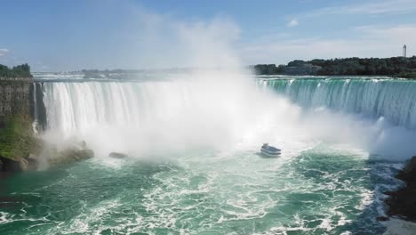 hermosa vista de un paseo en barco en la base de las poderosas cataratas en niagara, ontario
