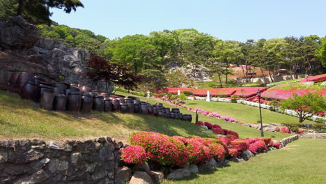 Frascos-De-Pasta-De-Soja-En-Un-Colorido-Jardín-Floral