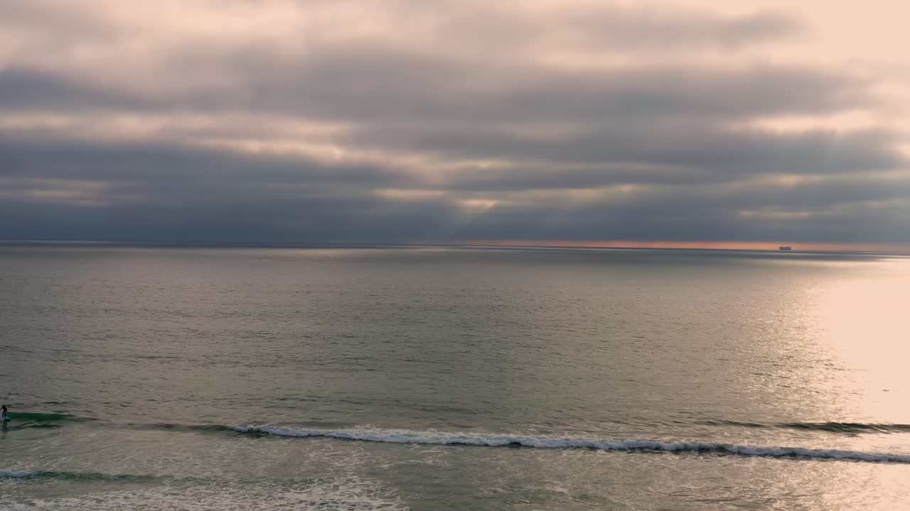 paisaje aéreo de olas y playa al atardecer en pacific beach, san diego, california, ee.uu. - disparo de drones