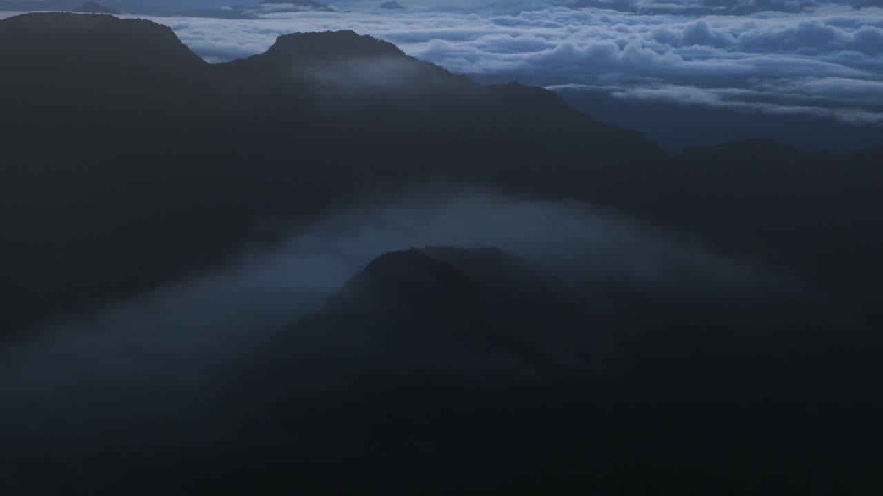 туман над холмом на рассвете