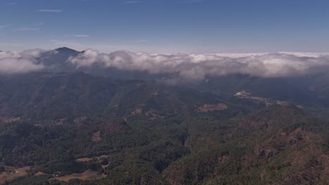 nubes y montañas aéreas de lapso de tiempo