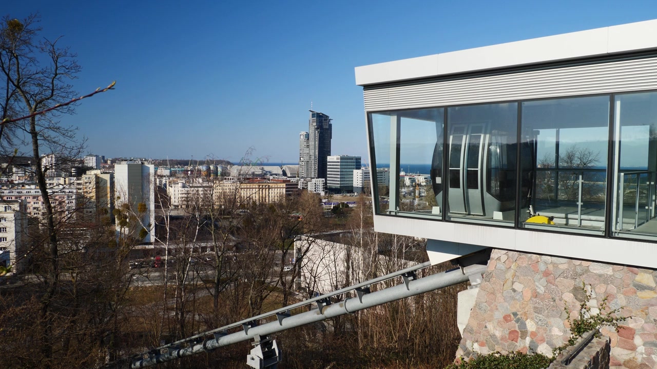 El teleférico a la estación de Kamienna Góra con vistas al centro de Gdynia, Polonia.