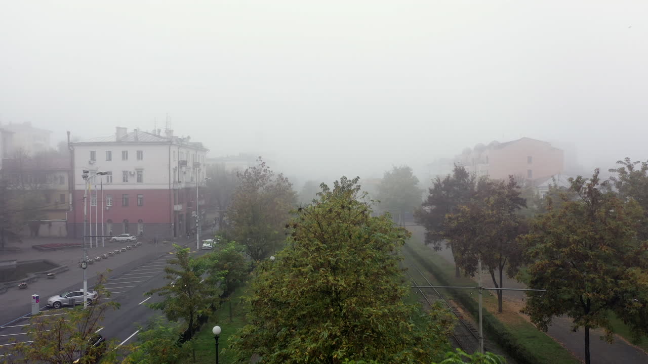 가을 에 안개 가 가득 한 도시 거리